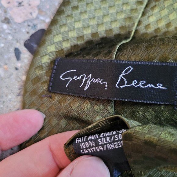 3/$20 - Geoffrey Beene 100% silk Tie - Picture 3 of 3